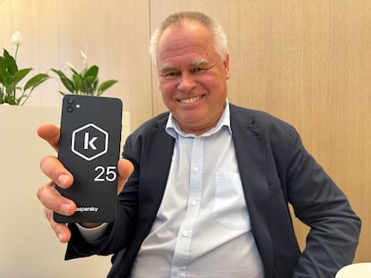 Eugene Kaspersky posa con su móvil, que "no es muy inteligente" y ha desarrollado su empresa para él.