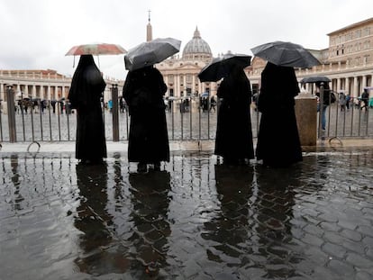 Un grup de monges, davant de la basílica de Sant Pere al Vaticà.