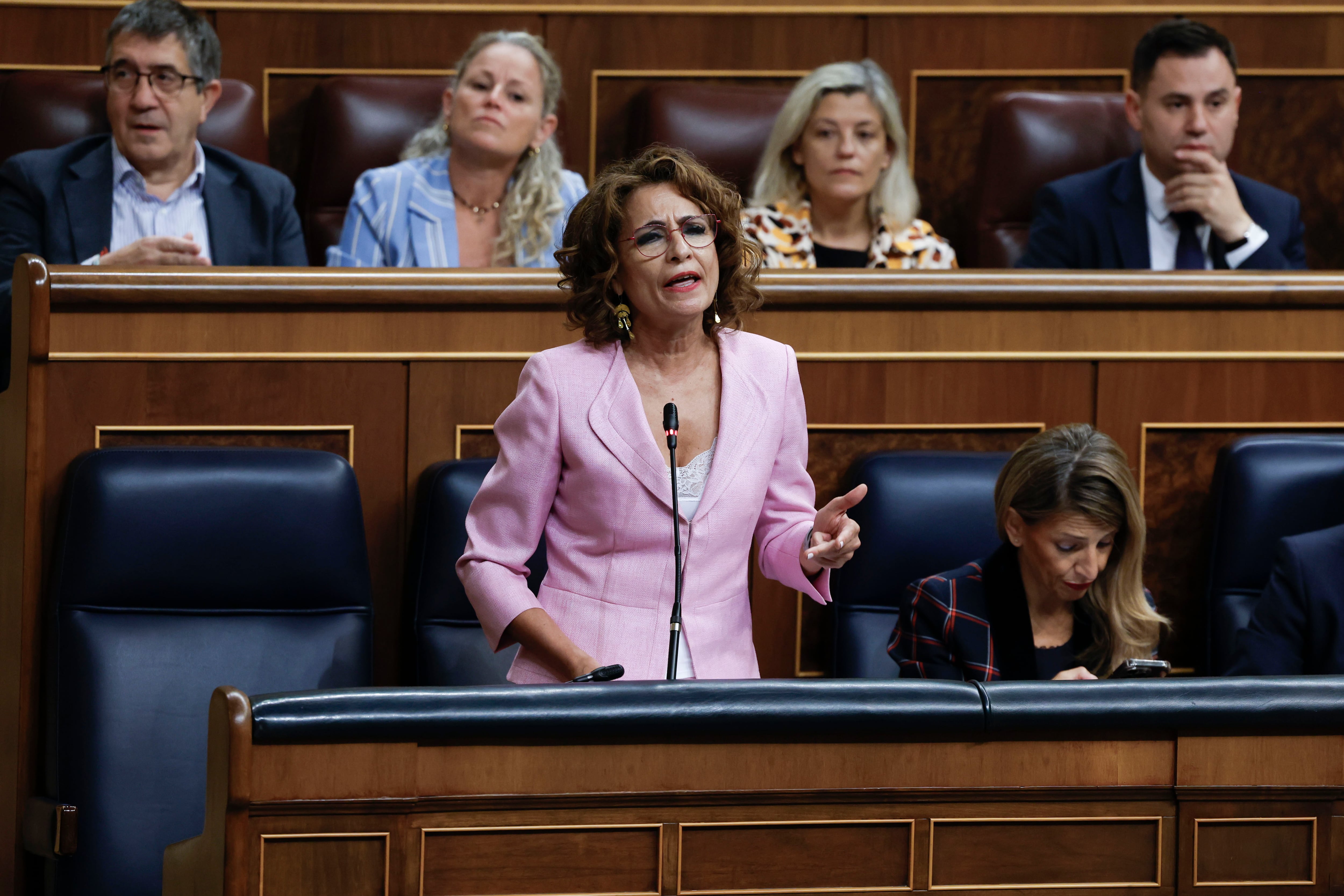 La vicepresidenta primera del Gobierno y ministra de Hacienda, María Jesús Montero, interviene durante una sesión de control al Ejecutivo.