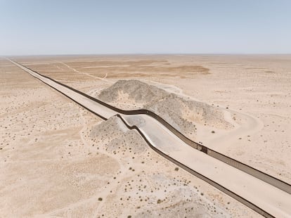 El muro fronterizo que separa México y Estados Unidos serpentea por la colina de Monument Hil, en el desierto de Sonora, Mexico, 2024. El fotógrafo Daniel Ochoa de Olza ha quedado primer finalista en la presente edición de los premios de Fotografía Humanitaria Luis Valtueña.