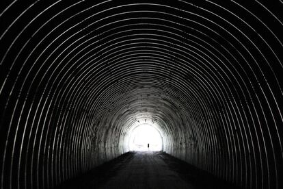 Un ciclista pasa por el recién inaugurado túnel Pinkerton, en el Condado de Allegheny, en el Estado de Pensilvania (EE UU).