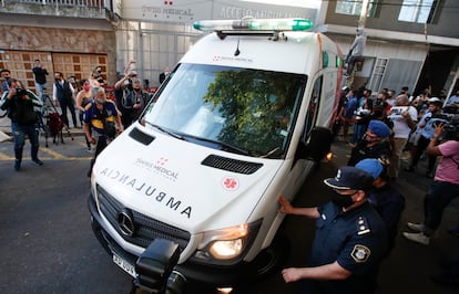 El exfutbolista Diego Maradona sale del hospital en ambulancia este miércoles tras ocho días ingresado, Buenos Aires.