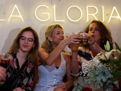 En Madrid, en el día de reflexión, Yolanda Díaz acude con amigos y amigas a tomar un vermut.