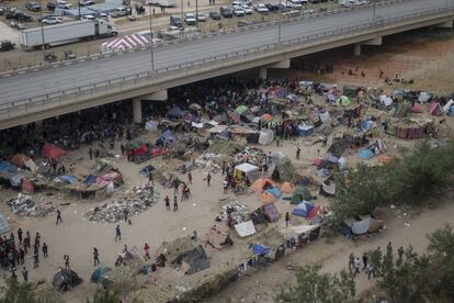 Casi 15.000 migrantes llegaron a estar varados en el puente internacional que separa México de Estados Unidos. Ahora son menos: algunos han sido deportados por la Administración de Joe Biden y otros han optado por volver a Ciudad Acuña, donde otro campamento parece empezar a formarse.