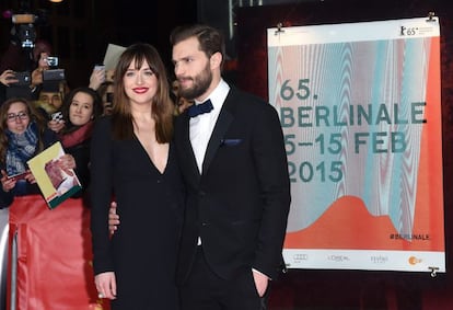 La actriz estadounidense Dakota Johnson y el actor británico Jamie Dornan posan durante el estreno de la película "Cincuenta sombras de Grey" en el festival de cine de Berlín