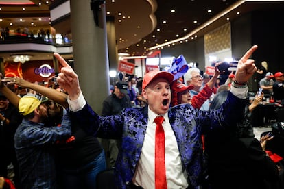 Seguidores de Donald Trump celebran los resultados electorales en Las Vegas, Nevada.