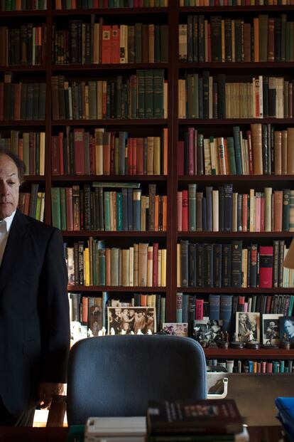 Javier Marías, retratado en marzo de 2017 en su casa de Madrid.