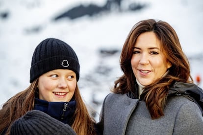 La princesa Isabel, con su madre Mary Donaldson.