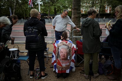 La gente se reúne en The Mall antes del traslado de Isabel II desde el palacio de Buckingham hasta Westminster, este miércoles. El lunes se celebrará el funeral de Estado de la reina en la abadía de Westminster, un acto al que asistirán miembros de las casas reales de todo el mundo, entre ellos los reyes Felipe y Letizia, y también presidentes y jefes de Estado como el estadounidense Joe Biden, el francés Emmanuel Macron o el turco Recep Tayyip Erdogan.