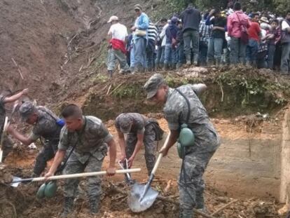 Los soldados buscan supervivientes en San Pedro Necta.