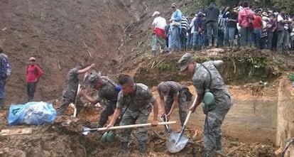 Los soldados buscan supervivientes en San Pedro Necta.