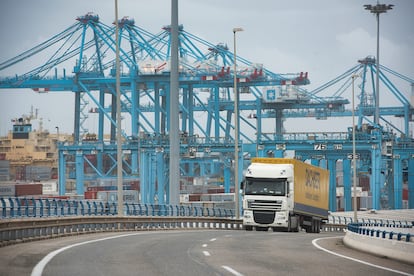 Un camión de mercancías sale del puerto de Algeciras.