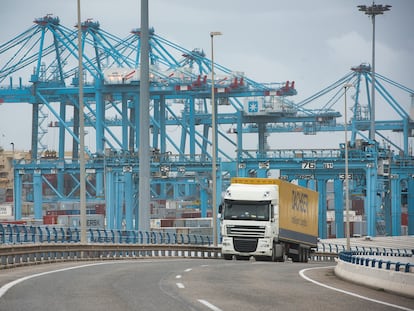 Un camión de mercancías sale del puerto de Algeciras en el décimo día de huelga del transporte que se ha dejado notar en la principal autovía de acceso al puerto.