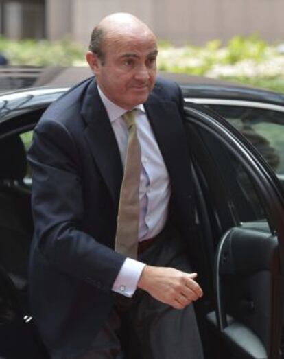 El ministro español de Economía, Luis de Guindos, llega a la reunión de ministros de los países del euro, el 7 de julio de 2014.