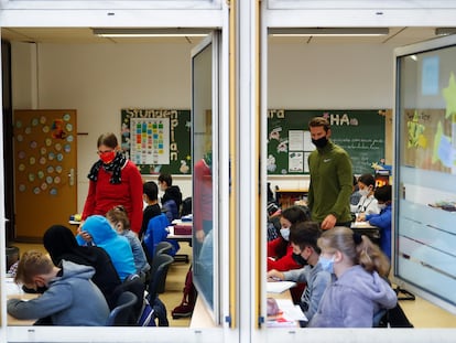 Alumnos de un instituto de la ciudad alemana de Bonn permanecen en el aula con las ventanas abiertas.
