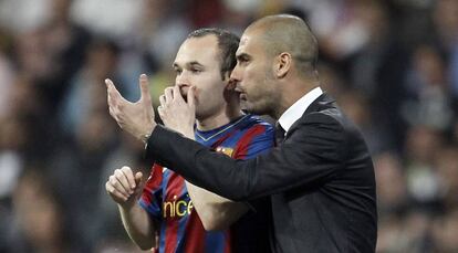 Guardiola da instrucciones a Iniesta en un duelo de 2010.