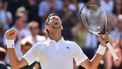 El serbio Novak Djokovic celebra su triunfo ante el sudafricano Kevin Anderson el 15 de julio en Wimbledon.