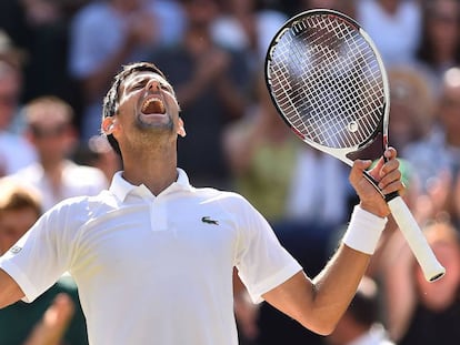 El serbio Novak Djokovic celebra su triunfo ante el sudafricano Kevin Anderson el 15 de julio en Wimbledon.