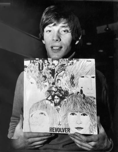 Klaus Voorman posa con una de sus obras de diseño más conocidas, la portada de 'Revolver' de los Beatles. 