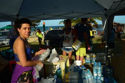 A estudante Camille Azevedo, de 24 anos, estava atuando na praia de Itapuama através da ONG Maracaípe Vive. Ela distribuía pela praia água, frutas e sanduíches para os voluntários que atuavam na limpeza. “O pessoal aqui às vezes não tem noção de que está com fome e sede e precisa se hidratar”, explica ela.