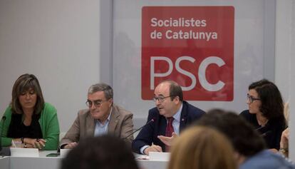 Miquel Iceta, en el centro, durante la reunión de la ejecutiva del PSC de este lunes.