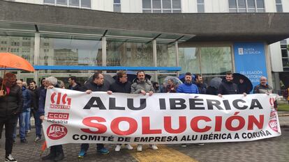 Protesta de extrabajadores de Alu Ibérica en A Coruña