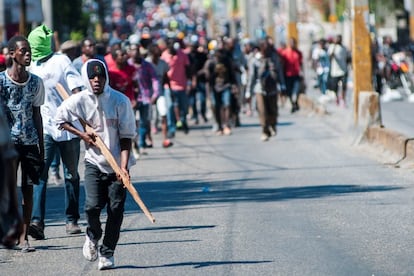 Os manifestantes exigem que Moïse apresente sua renúncia pelo escândalo do desvio dos fundos de Petrocaribe. Na imagem, centenas de pessoas participam de um protesto em 11 de fevereiro em Porto Príncipe.