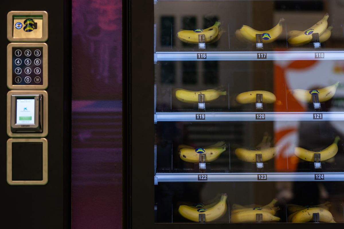 Consumo obligará a que el 80% de los productos de las máquinas expendedoras de hospitales y residencias sean saludables | Sociedad