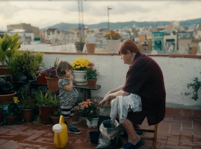 Escena de 'Cantando en las azoteas', documental en el que el transformista Gilda Love se encarga de cuidar durante unos días a una niña de seis años.