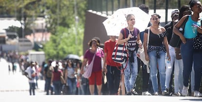 Una grupo de personas sin trabajo, a las puertas de una feria de empleo en Río de Janeiro.