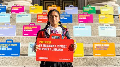 Nohelia, de 15 años, ante las puertas del Congreso de los Diputados.