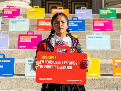 Nohelia, de 15 años, ante las puertas del Congreso de los Diputados.