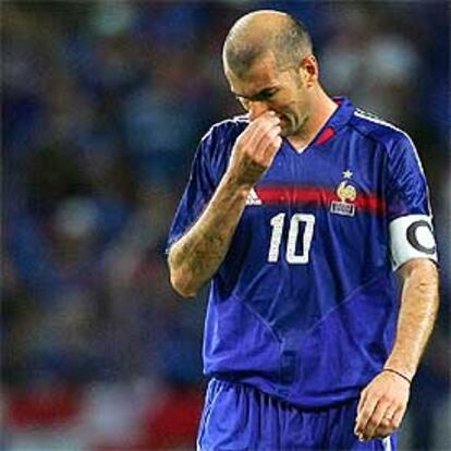 Zidane se lamenta tras la derrota ante Grecia en la Eurocopa