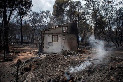 Una casa quemada en el pueblo de Neos Voutzas, cerca de Atenas.
