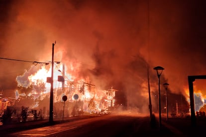 La Municipalidad de Panguipulli, incendiada esta madrugada en protesta por la muerte a tiros de un malabarista.