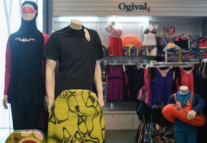 ‘Burkinis’ a la venta en un establecimiento de Kuala Lumpur (Malasia).