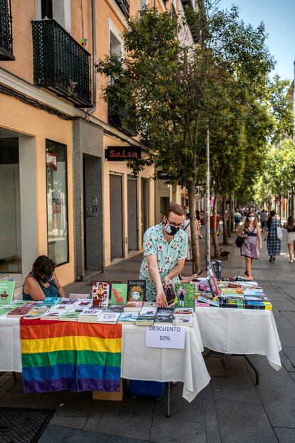 Puesto instalado por la libreria Berkana en la confluencia de las calles Fuencarral y Augusto Figueroa.