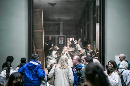 Visitantes del Museo del Prado ante 'Las Meninas' de Velzquez, en abril de 2022, primer da sin mascarillas en la pinacoteca de Madrid tras la pandemia.