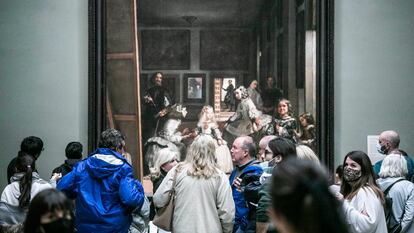 Visitantes del Museo del Prado ante 'Las Meninas' de Velázquez, en abril de 2022, primer día sin mascarillas en la pinacoteca de Madrid tras la pandemia.