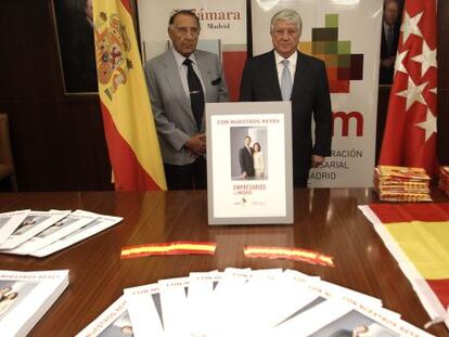 El vicepresidente de CEIM, Salvador Santos (izquierda), y el presidente de CEIM, Arturo Fern&aacute;ndez, en la presentaci&oacute;n de los carteles. 
