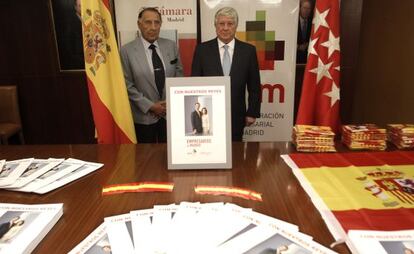 El vicepresidente de CEIM, Salvador Santos (izquierda), y el presidente de CEIM, Arturo Fern&aacute;ndez, en la presentaci&oacute;n de los carteles. 