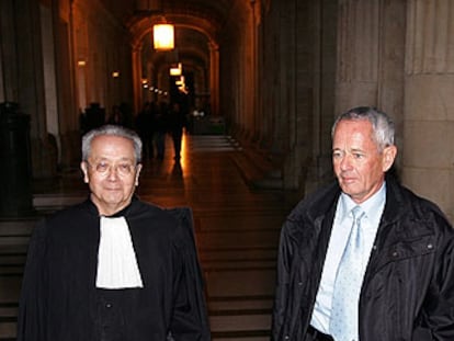 El capitán Paul Barril, uno de los responsables del grupo antiterrorista de Mitterrand, con su abogado, Jaques Verges, en el juzgado.