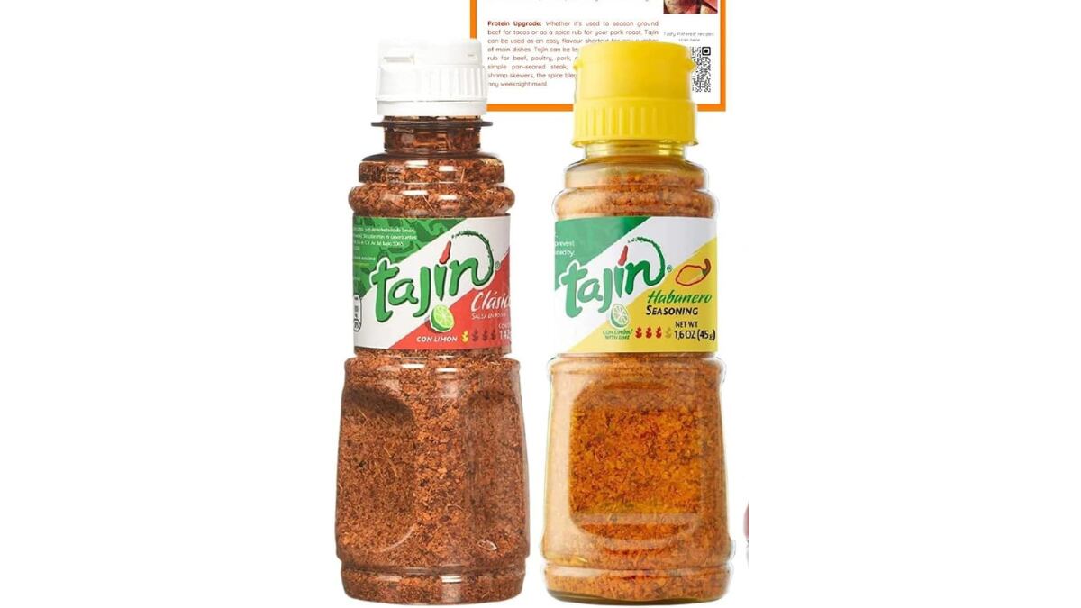 Pack de dos botes de Tajín, un condimento picante para bebidas, frutas y muchas otras preparaciones.