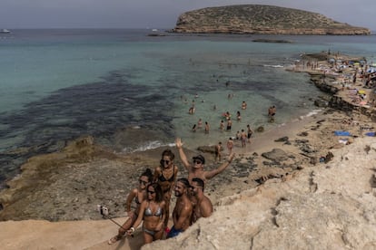 Un grupo de amigos se fotografían en la cala Comte de Ibiza.