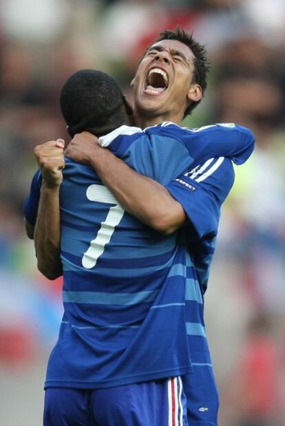 Kaluta y Kolodziejczak celebran el pase de Francia a la final del Europeo Sub-19