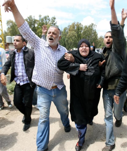 Ciudadanos sirios ayudan a una mujer herida al llegar a pie a la localidad de Wadi Khlaed, al norte de Líbano, cerca de la frontera sirio-libanesa, tras huir de la represión del régimen sirio ante las protestas prodemocráticas.