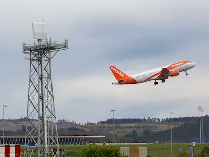 En primer término, la torre donde está instalado el radar aviar en el aeropuerto de Bilbao.