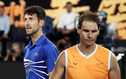 Djokovic y Nadal, durante la ceremonia final en Melbourne.