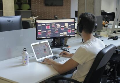 Un empleado durante su jornada de trabajo en una oficina.