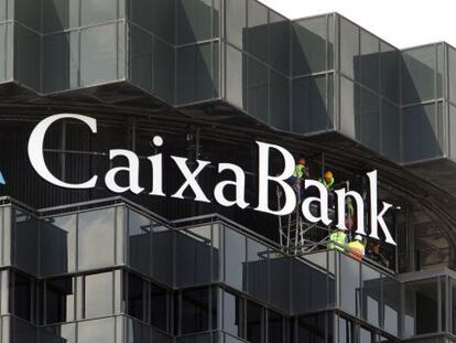 Imagen de la sede de Caixabank y la Caixa en Barcelona.